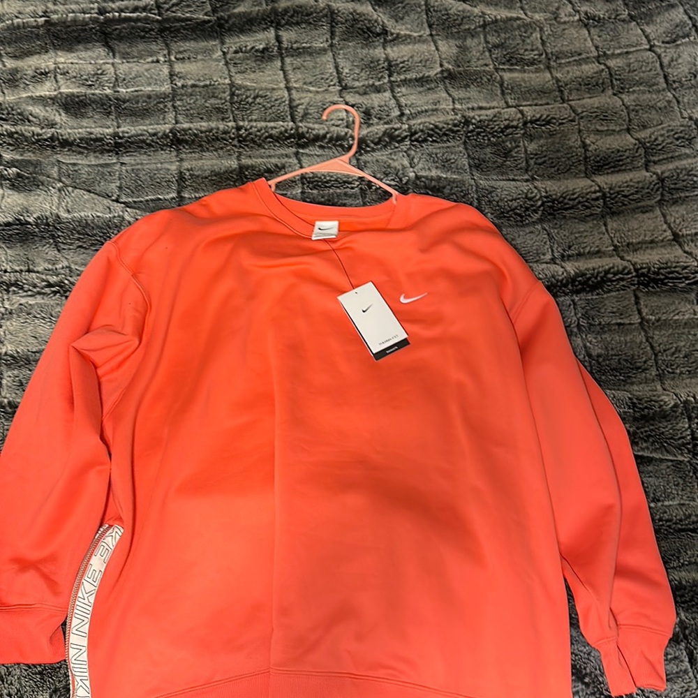 Salmon colored Nike crewneck. Size xxl, never worn. Brand new w tags